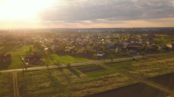 Αεροφωτογραφία Της Αγροτικής Περιοχής Στην Πόλη Κατοικίες Ηλιοβασίλεμα Βράδυ Του — Αρχείο Βίντεο