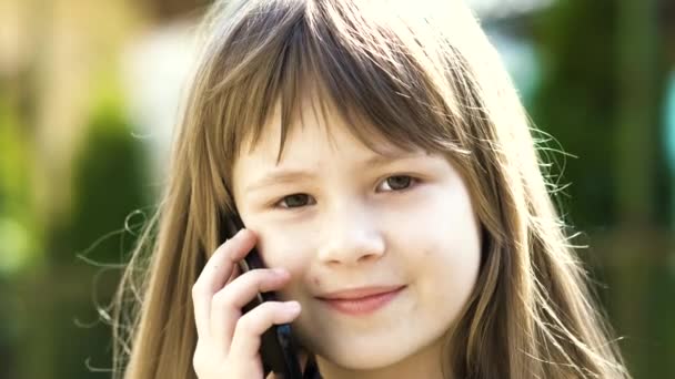 Портрет Красивой Девочки Длинными Волосами Разговаривающей Мобильному Телефону Маленькая Девочка — стоковое видео
