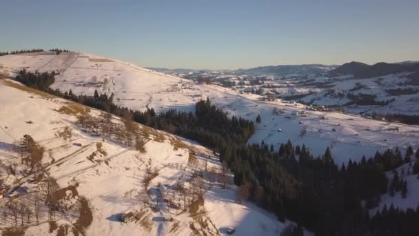 Vue Aérienne Petit Village Avec Des Maisons Éparses Sur Des — Video