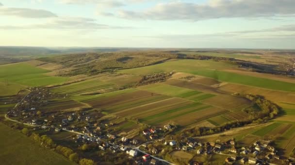 Luftaufnahme Eines Ländlichen Dorfes Mit Kleinen Häusern Inmitten Grüner Bäume — Stockvideo