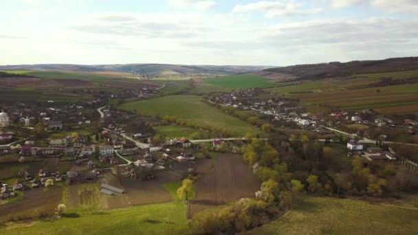Letecký Pohled Krajinu Vesnice Malými Domky Mezi Zelenými Stromy Farmářskými — Stock video