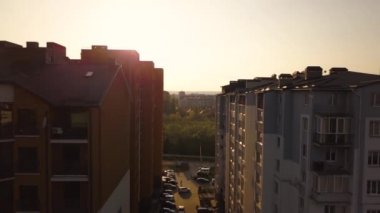 İnşaat halindeki uzun apartmanların havadan görünüşü.