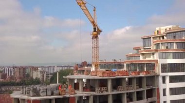 Yeni yerleşim yerinin şantiyesinde yüksek endüstri kulesi vinci.