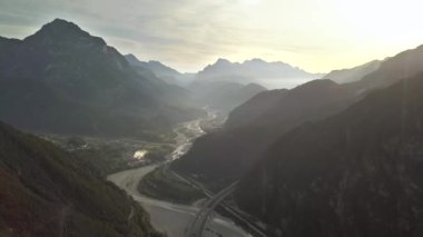İtalya Alpleri 'ndeki otoban manzaralı hızlı hareket eden trafik ve kırsal yeşil manzaralı otoban manzarası.
