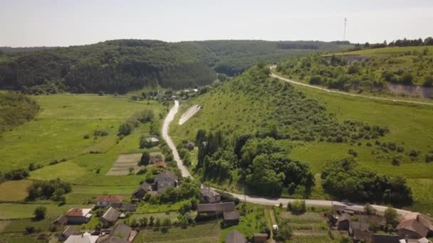 Vista Aérea Pequena Aldeia Com Pequenas Casas Entre Árvores Verdes — Vídeo de Stock