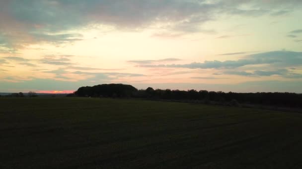 Vue aérienne du coucher de soleil jaune foncé sur les champs agricoles au printemps.