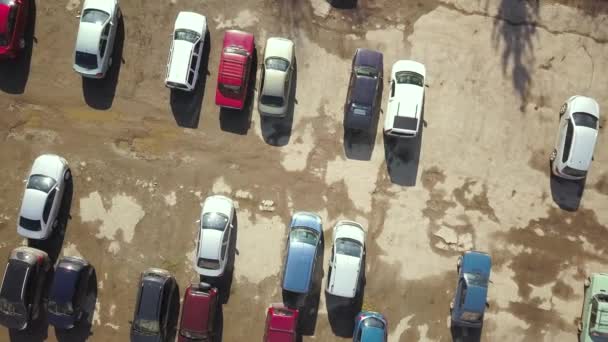 Vista Aérea Arriba Hacia Abajo Del Viejo Estacionamiento Con Superficie — Vídeos de Stock