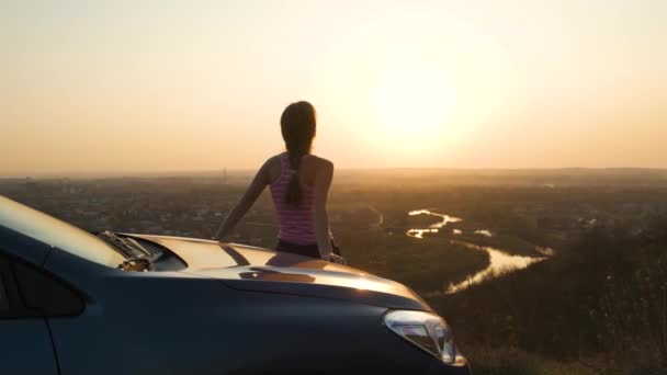 Mujer Joven Pie Cerca Coche Disfrutando Una Cálida Vista Atardecer — Vídeo de stock