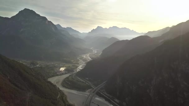 Vue Aérienne Route Autoroutière Interétatique Dans Les Alpes Italiennes Avec — Video