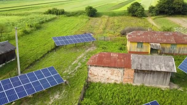 Zicht Vanuit Lucht Zonnepanelen Groene Landelijke Gebieden — Stockvideo