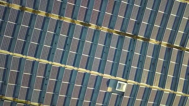 Vista Aérea Muchos Paneles Solares Fotovoltaicos Montados Techo Edificio Industrial — Vídeos de Stock