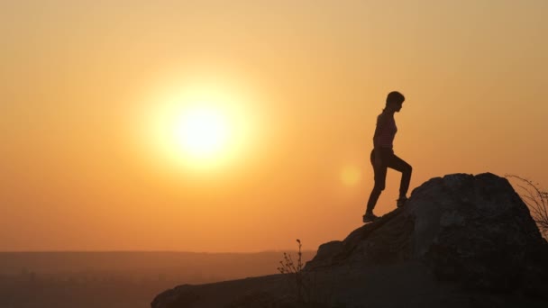 Silhouette Una Donna Escursionista Che Arrampica Sola Una Grande Pietra — Video Stock