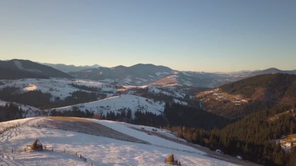 Vista Aérea Pequena Aldeia Com Casas Espalhadas Colinas Cobertas Neve — Vídeo de Stock