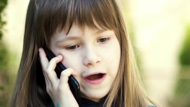 Retrato Menina Bonita Com Cabelos Longos Falando Telefone Celular Criança — Vídeo de Stock