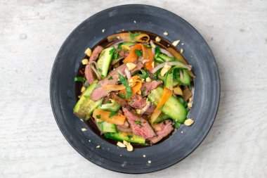 Yukarıdan Asya biftek salata
