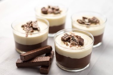 Katmanlı çikolata Mousse ve peynirli kek krem
