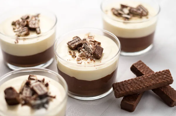 Schokoladenmousse mit Käsekuchencreme & Waffelbröseln — Stockfoto