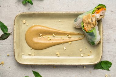 Fıstıklı sos ve Spring Rolls Üstten Görünüm