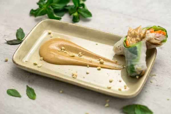 Arašídové máslo omáčka a jarní závitky — Stock fotografie