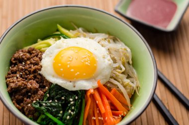 Sağlıklı ev yapımı Bibimbap yemek