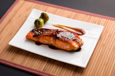 Teriyaki somon plaka bambu hasır üzerinde.