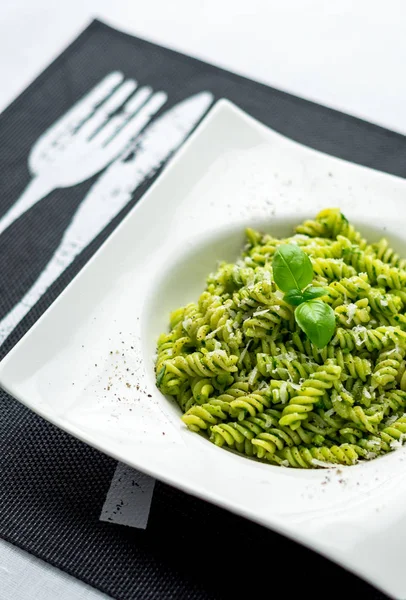 Pesto de albahaca pasta vertical . — Foto de Stock