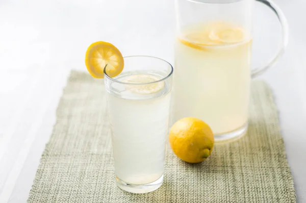 Lemonade glass and pitcher. — Stock Photo, Image