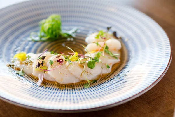 Vieiras crudas sashimi plato de mariscos . — Foto de Stock