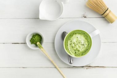 İn üstünden düz v beyaz zemin üzerine yeşil çay matcha latte Kupası