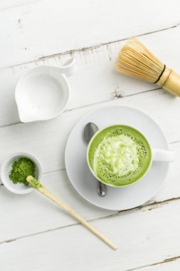 Yeşil çay matcha latte dikey Üstten Görünüm