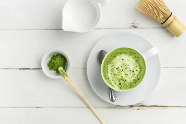 Κύπελλο latte matcha πράσινο τσάι σε άσπρο φόντο από ψηλά επίπεδη v — Φωτογραφία Αρχείου