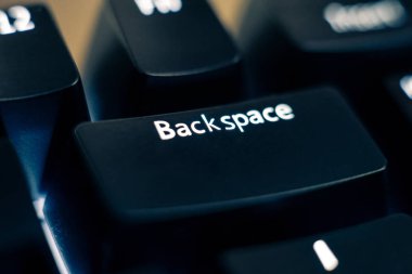 Arkadan aydınlatmalı klavye Backspace anahtar yakın çekim.
