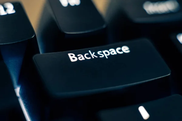 バックライト付きキーボードの backspace キーのクローズ アップ. — ストック写真