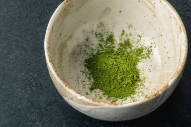 Matcha toz chawan kabın içinde.