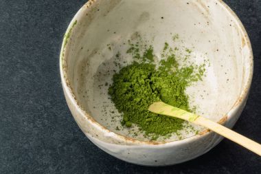 Matcha toz ve chashaku bambu kaşık.