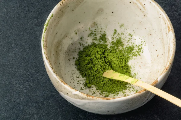 Matcha toz ve chashaku bambu kaşık.