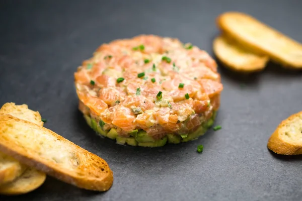 Plato de salmón tártaro —  Fotos de Stock