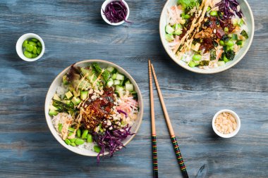 Sağlıklı tuna poke kase ek yükü Üstten Görünüm.