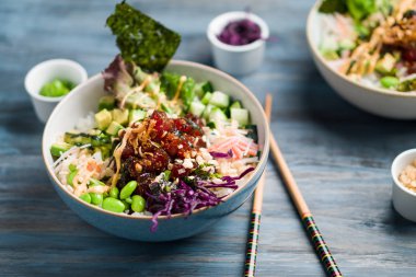 Ahi tuna poke kase yemek yatay görünüm.
