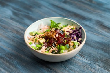 Hawaiian ahi tuna merkezli kase görünümü poke.