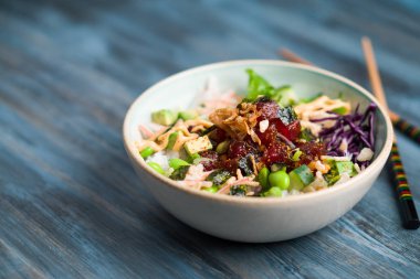 Ahi tuna poke kase yakın çekim açılı görünümü.