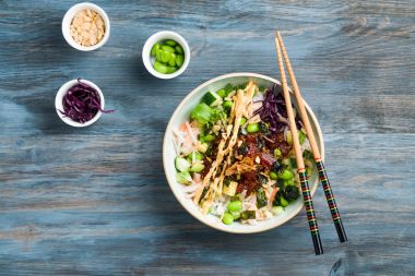 Hawaiian poke kase yukarıdan düz yatıyordu görünümü.