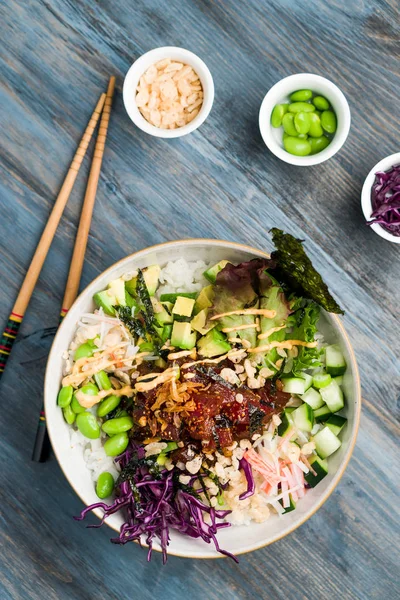 Thunfisch-Poke-Schüssel vertikale Ansicht von oben. — Stockfoto