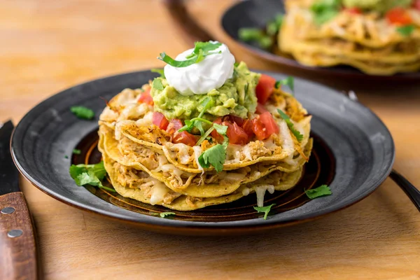 Crocante tostada de pollo pila . — Foto de Stock