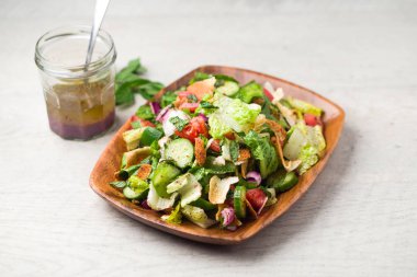 Soğanlı salata tabağı ve soyunma.