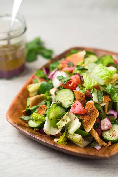 Fattoush 沙拉垂直视图. — 图库照片