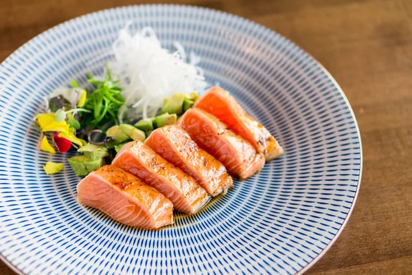 Plato saludable de tataki de salmón crudo . — Foto de Stock