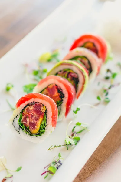 Rollo de sushi uramaki japonés . — Foto de Stock