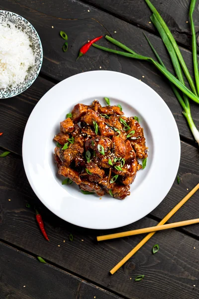 General tso 's chicken vertikales Porträt von oben. — Stockfoto