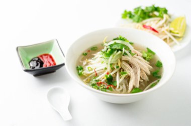 Beyaz arka planda Vietnam pho çorbası.